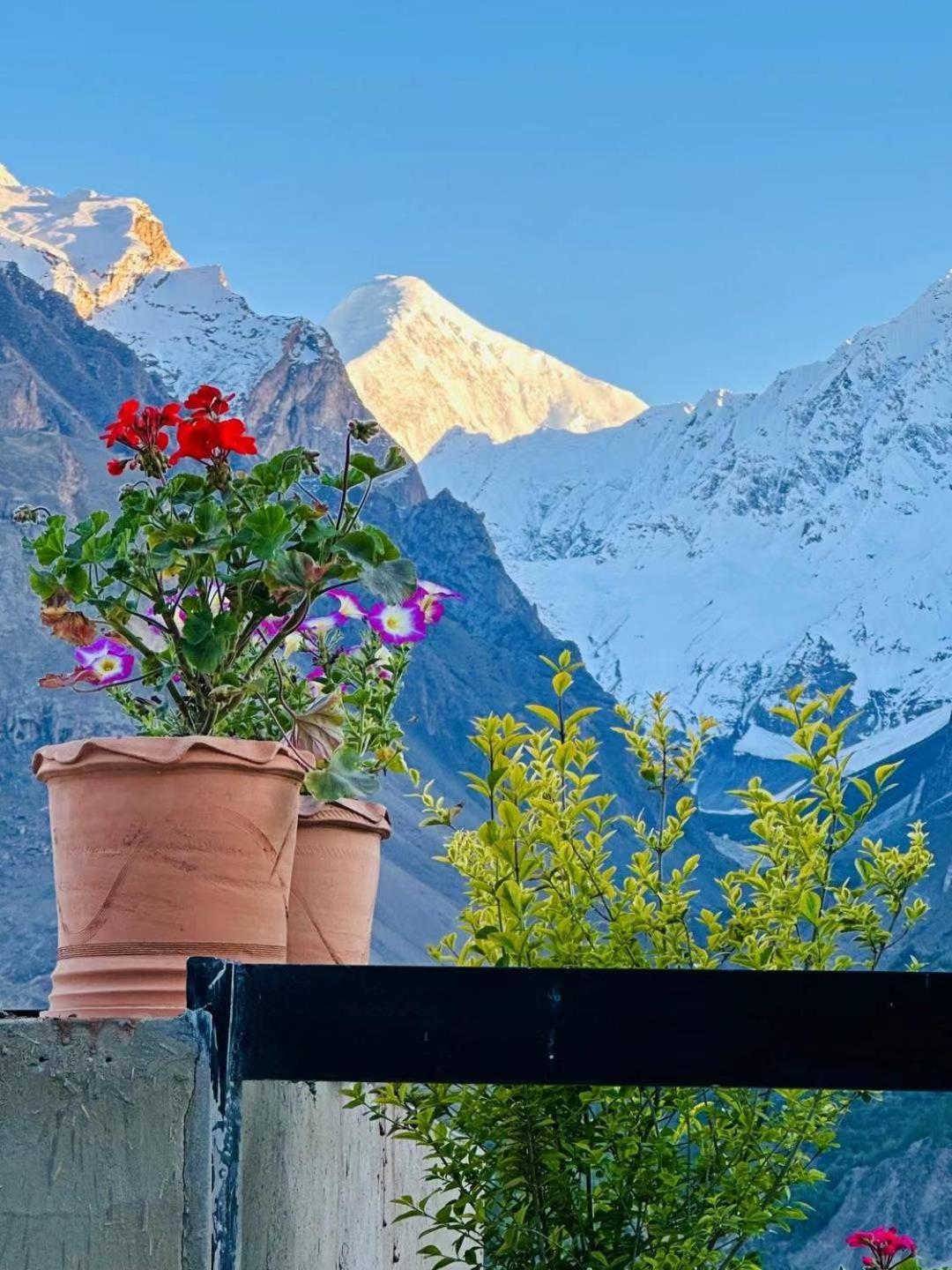 Old Hunza Inn Karimabad  Bagian luar foto