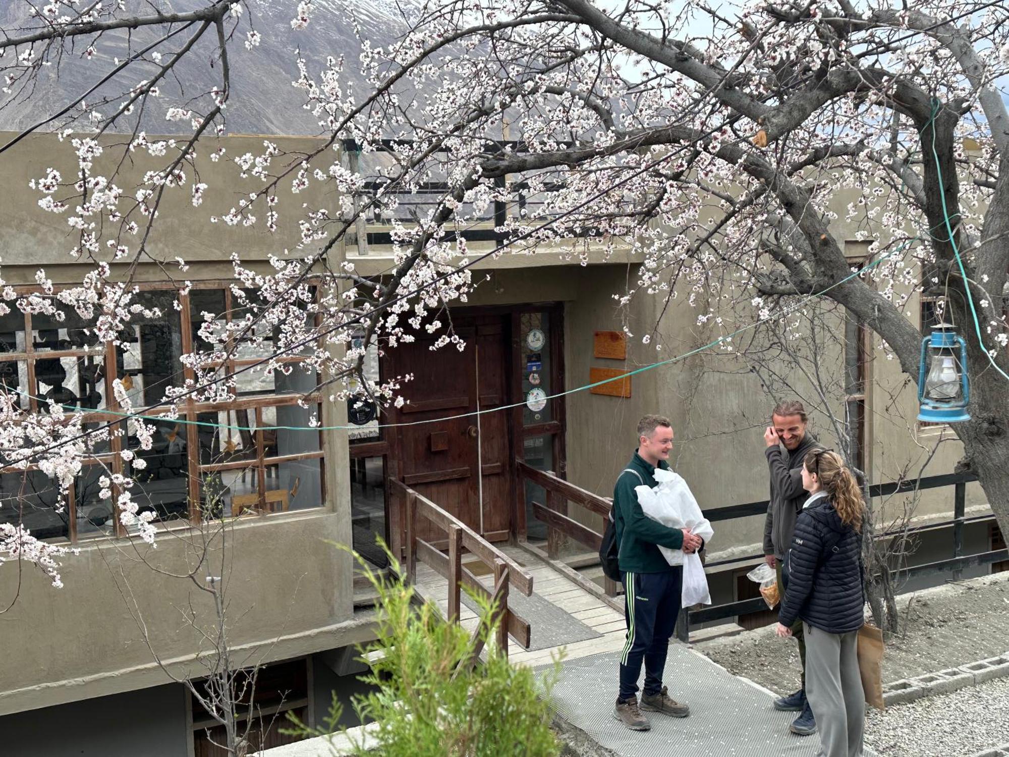 Old Hunza Inn Karimabad  Bagian luar foto